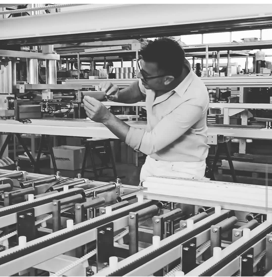 Controllo di un profilo per serramenti in officina