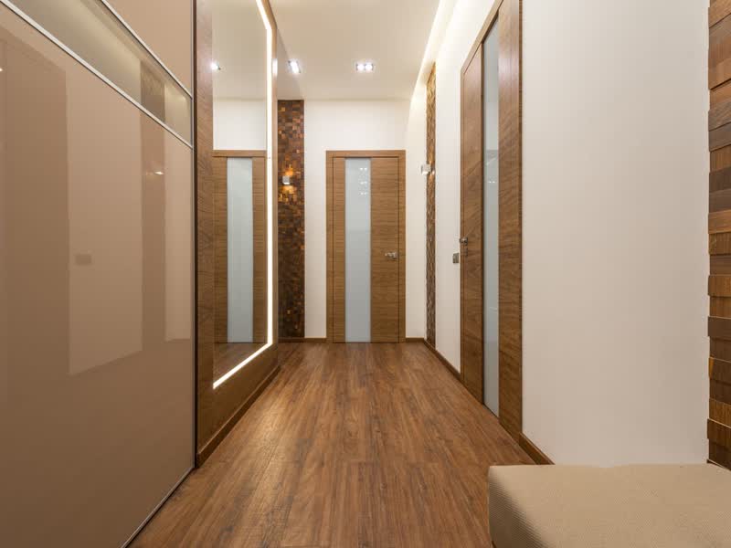 Corridoio con porte interne in legno