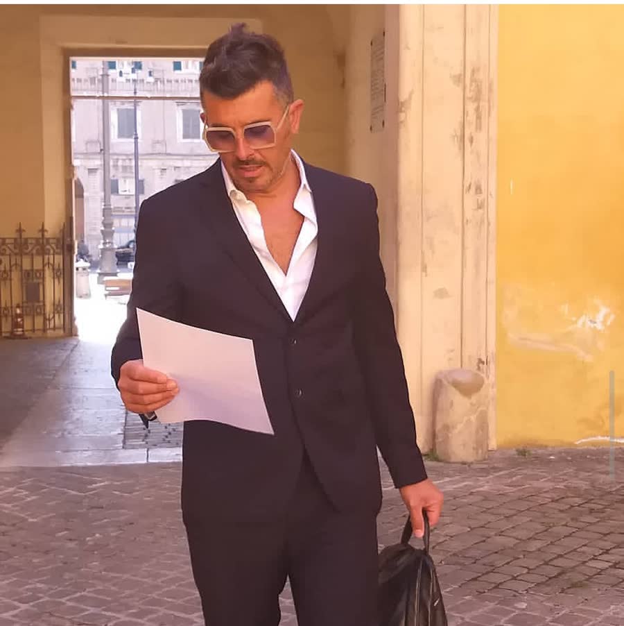 Il titolare di Pro Casa Solutions con la documentazione di un lavoro