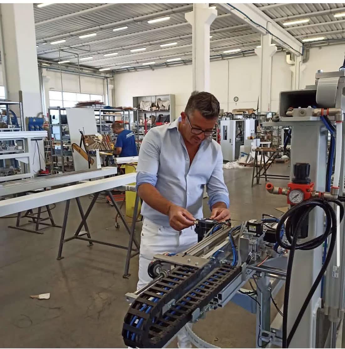 Vincenzo Fiore al lavoro su una linea di produzione di infissi